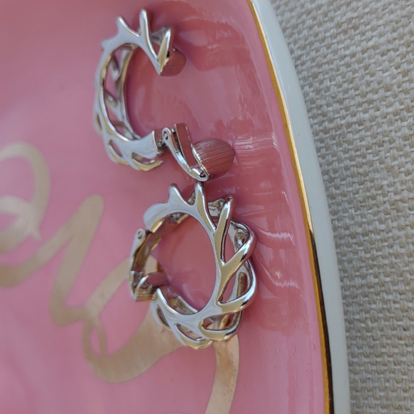 Vintage Clip Earrings - Picture 8 of 12